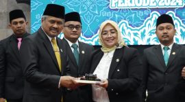 H Iman Ali Rahman bersama Euis Ida saat sesi penyerahan ketua DPRD Garut Sementara