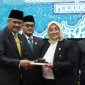 H Iman Ali Rahman bersama Euis Ida saat sesi penyerahan ketua DPRD Garut Sementara