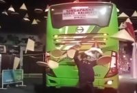 Bus jurusan Garut-Sigaparna -Kalideres masuk jalan protokol Ahmad Yani