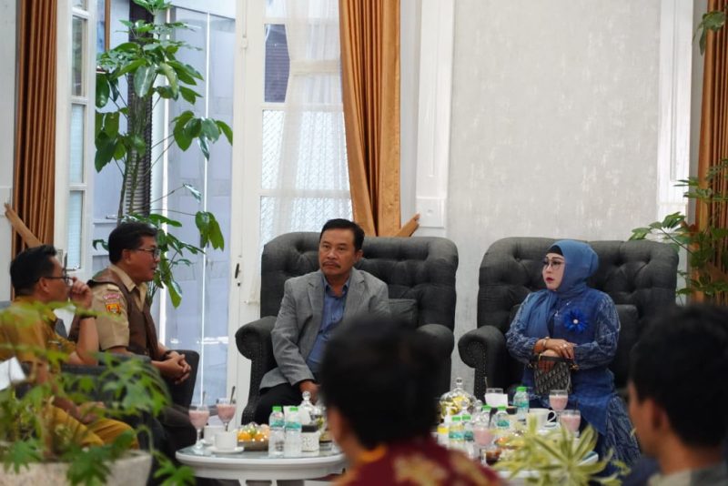 Pj BUpati Garut bersama Ketua Dewan Pembina Yayasan Dewa Dewi Indonesia