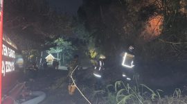 Damkar Garut padamkan api di Cilopang, Tarogong Kaler, (Foto:Istimewa).