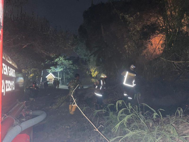 Damkar Garut padamkan api di Cilopang, Tarogong Kaler, (Foto:Istimewa).