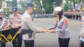 Kanit Gakum Sat Lantas Polres Garut dapatkan penghargaan dari Kapolres Garut sebagai anggota  berprestasi