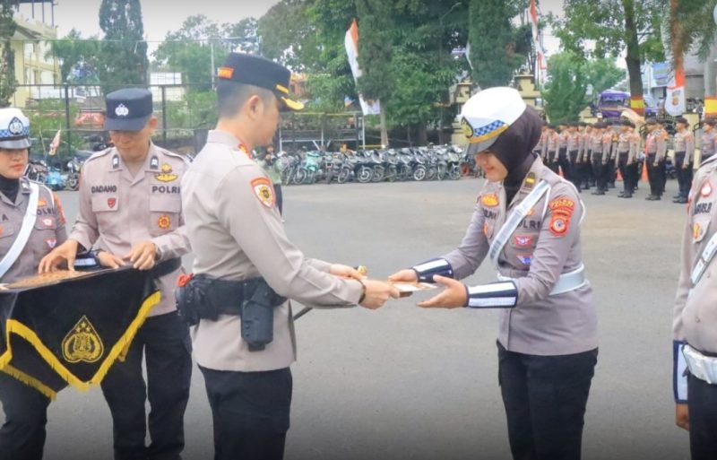 Kanit Gakum Sat Lantas Polres Garut dapatkan penghargaan dari Kapolres Garut sebagai anggota  berprestasi