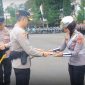 Kanit Gakum Sat Lantas Polres Garut dapatkan penghargaan dari Kapolres Garut sebagai anggota  berprestasi