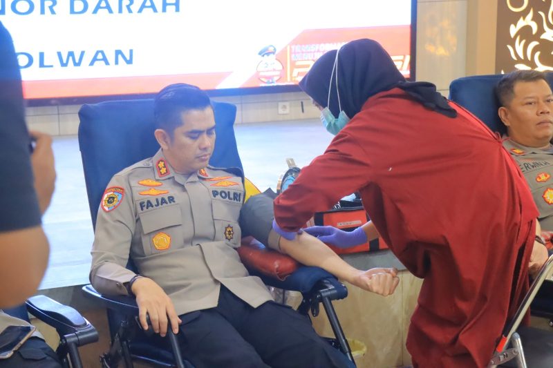 Kapolres Garut, AKBP Mochamad Fajar Gemilang, S.I.K., M.H., M.I.K., saat giat donor darah