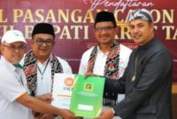 Pasangan dr.Helmi Budiman dan Yudi Lasminingrat di KPU Garut