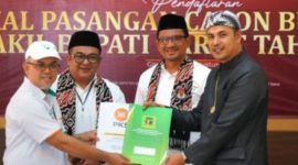 Pasangan dr.Helmi Budiman dan Yudi Lasminingrat di KPU Garut