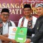 Pasangan dr.Helmi Budiman dan Yudi Lasminingrat di KPU Garut