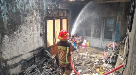 Disdamkar Garut saat lakukan pemadaman api di Masjid yang terbakar, (Foto:Istimewa).