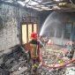 Disdamkar Garut saat lakukan pemadaman api di Masjid yang terbakar, (Foto:Istimewa).