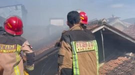 Disdamkar Garut tangani kebakaran rumah di Kecamatan Garut Kota, (Foto:Istimewa)