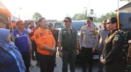Pj Bupati Garut Barnas Adjidin bersama Fokopimda di lokasi gempa, (Foto:Istimewa).