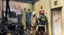 Foto: Disdamkar Garut saaat lakukan pemdaman kebakaran rumah