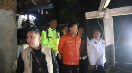 Pj Bupati Garut Barnas Adjidin tinjau rumah warga terdampak gempa, (Foto:Istimewa).