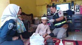 Sidokkes Polres Garut sedang obati warga yang tertimpa reruntuhan akibat gempa, (Foto:Istimewa).