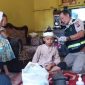 Sidokkes Polres Garut sedang obati warga yang tertimpa reruntuhan akibat gempa, (Foto:Istimewa).
