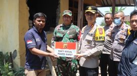 Kapolres Garut AKBP Mochamad Fajar Gemilang, S.I.K., M.H., M.I.K., saat bagikan paket sembako di lokasi  gempa, (Foto:Istimewa).