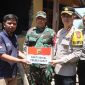 Kapolres Garut AKBP Mochamad Fajar Gemilang, S.I.K., M.H., M.I.K., saat bagikan paket sembako di lokasi  gempa, (Foto:Istimewa).
