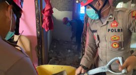 Polres Garut bersihkan puing--puing pasca gempa di dua desa, (Foto:Istimewa).