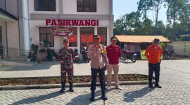 Kapolsek Pasirwangi Iptu Wahyono Aji lakukan pendataan kerusakan rumah pasca gempa bumi, (Foto:Istimewa).