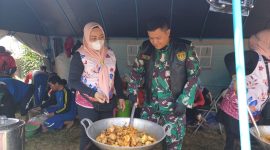 Komandan Kodim 0611/Grt Letkol CZI Dhanisworo, S. Sos, di lokasi posko tenda darurat dapur umum, (Foto:Istimewa).