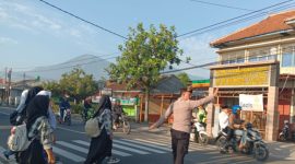 Jajaran Lantas Polsek Kadungora atur lalin penyebrangan anak sekolah, (Foto:Istimewa).