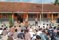 Jajaran Sat Lantas Polres Garut himbau siswa taati peraturan lalu lintas, (Foto:Istimewa*).