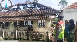 Kondisi rumah yang terbakar di Pasirwangi, (Foto:Istimewa*).