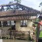 Kondisi rumah yang terbakar di Pasirwangi, (Foto:Istimewa*).