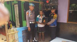 Eman dapat bantuan sembako dari Polsek Cibiuk, (Foto:Istimewa).