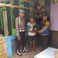 Eman dapat bantuan sembako dari Polsek Cibiuk, (Foto:Istimewa).