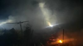 Tiga rumah terbakar sekaligus tadi malam, (Foto:Istimewa*).