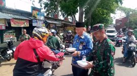 Danramil 1102/Karangpawitan bersama Forkopimcam bagikan makanan gratis, Foto:Istimewa*).