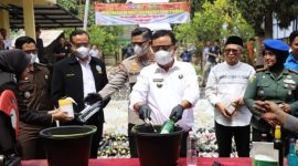 Pj Bupati Garut Barnas Adjidin saat pemusnahan miras dan knalpot brong di Mapolres Garut, (Foto:Istimewa*).