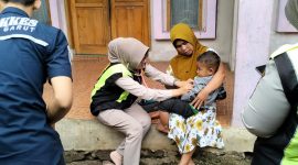 Sie Dokkes Polres Garut  saat periksa warga terdampak gempa, (Foto:Istimewa*).
