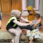Sie Dokkes Polres Garut  saat periksa warga terdampak gempa, (Foto:Istimewa*).