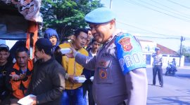 Iptu Budiman, S.H., bersama anggota saat bagikan makanan siap saji kepada tukang ojek, (Foto:Istimewa).
