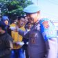 Iptu Budiman, S.H., bersama anggota saat bagikan makanan siap saji kepada tukang ojek, (Foto:Istimewa).
