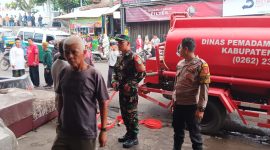 Polsek Samarang, TNI dan Disdamkar Garut bantu padam kan api, (Foto:Istimewa*).