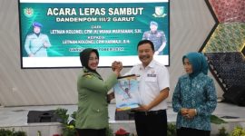 Pj Bupati Garut H.Barnas Adjidin saat mengahdiri lepas sambut Dandenpom III/2 Garut, (Foto:Istimewa).