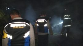 Polsek wanaraja bersama Disdamkar Garut bantu padamkan api, (Foto:Istimewa).