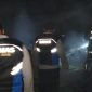 Polsek wanaraja bersama Disdamkar Garut bantu padamkan api, (Foto:Istimewa).
