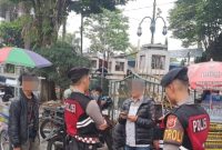 Tiga preman lakukan aksi parkir liar di halam masjid agung garut, (Foto:Istimewa).