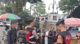 Tiga preman lakukan aksi parkir liar di halam masjid agung garut, (Foto:Istimewa).