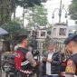 Tiga preman lakukan aksi parkir liar di halam masjid agung garut, (Foto:Istimewa).
