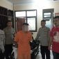 Salah satu pelaku pencurian motor di halaman parkir RSU Pameungpeuk, (Foto:Istimewa).