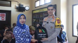 Kapolres Garut AKBP Mochamad Fajar Gemilang S.I.K., M.H., M.IK.,bagikan sembako, (Foto:Istimewa*).