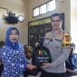Kapolres Garut AKBP Mochamad Fajar Gemilang S.I.K., M.H., M.IK.,bagikan sembako, (Foto:Istimewa*).