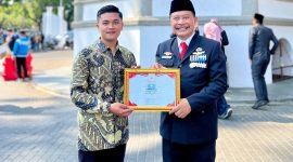 Pj Bupati Garut berikan penghargaan kepada Firman Yusup di hari Sumpah Pemuda ke 96, (Foto:Istimewa).